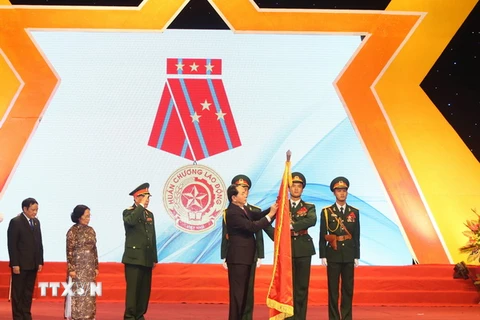 Chủ tịch nước Trần Đại Quang gắn Huân chương Lao động hạng Nhất cho Hội nạn nhân chất độc da cam/dioxin Việt Nam. (Ảnh: Nhan Sáng/TTXVN)
