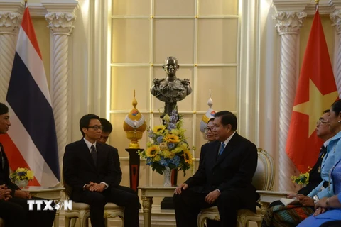 Phó Thủ tướng Vũ Đức Đam hội kiến Phó Thủ tướng Thái Lan Thanasak Patimaprakorn. (Ảnh: Sơn Nam/TTXVN)