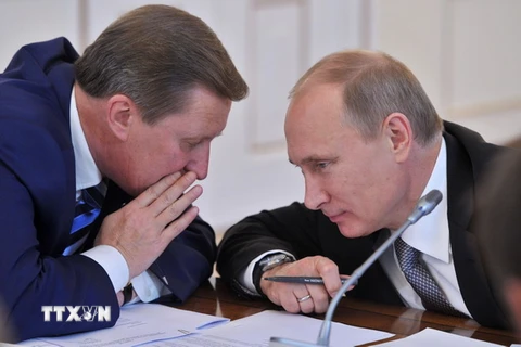 Tổng thống Nga Vladimir Putin (phải) và Chánh Văn phòng Tổng thống Sergei Ivanov tại một cuộc họp ở ngoại ô Moskva ngày 6/11/2012. (Nguồn: AFP/TTXVN)