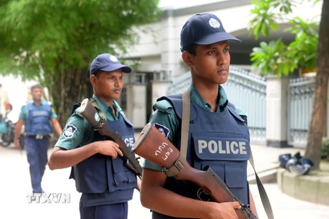 Cảnh sát Bangladesh tuần tra tại khu vực gần hiện trường một vụ tấn công ở thủ đô Dhaka ngày 10/7. (Nguồn: THX/TTXVN)