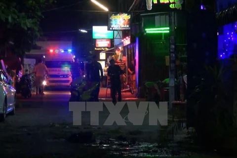 Cảnh sát điều tra tại hiện trường vụ nổ bom ở Hua Hin. (Nguồn: AP/TTXVN)