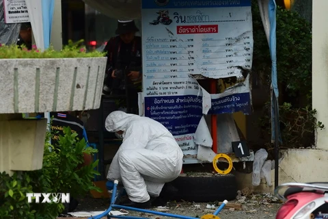 Nhân viên điều tra thu thập chứng cứ tại hiện trường vụ nổ bom ở Hua Hin ngày 12/8. (Nguồn: AFP/TTXVN)