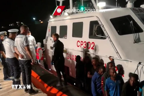Người di cư tới đảo Lampedusa, Italy sau khi được lực lượng bảo vệ bờ biển Italy cứu trên Địa Trung Hải ngày 30/7. (Nguồn: EPA/TTXVN)