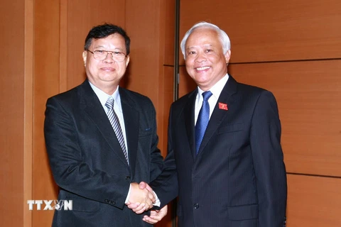 Phó Chủ tịch Quốc hội Uông Chu Lưu và các đại biểu chụp ảnh lưu niệm. (Ảnh: Doãn Tấn/TTXVN)
