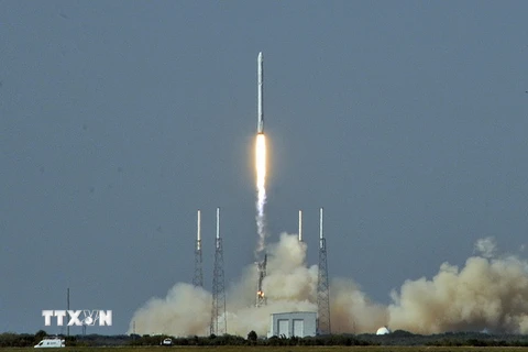 Tên lửa đẩy Falcon 9 rời bệ phóng tại Mũi Canaveral ngày 8/4. (Nguồn: AFP/TTXVN)