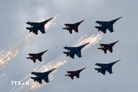 Máy bay chiến đấu Su-27 và MIG 29 của Nga tham gia lễ tổng duyệt diễu binh, diễu hành mừng Ngày Chiến thắng tại Quảng trường Đỏ ở thủ đô Moskva ngày 7/5. (Nguồn: AFP/TTXVN)