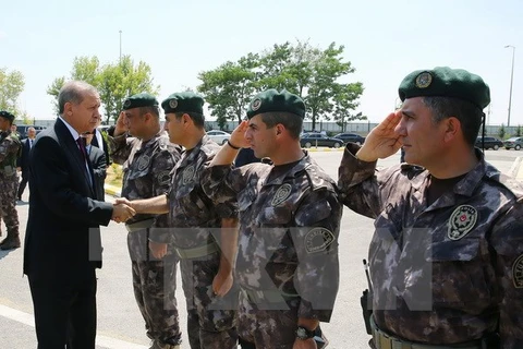 Tổng thống Thổ Nhĩ Kỳ Recep Tayyip Erdogan (trái) thăm cơ quan cảnh sát đặc nhiệm ở Ankara ngày 29/7. (Nguồn: EPA/TTXVN)