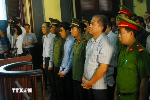 Bị cáo Phạm Công Danh, nguyên Chủ tịch VNCB, Chủ tịch kiêm Tổng Giám đốc Tập đoàn Thiên Thanh (đứng thứ 2 bên phải) tại phiên tòa xét xử ngày 19/7. (Ảnh: Mạnh Linh/TTXVN)