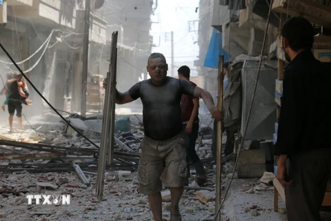 Cảnh đổ nát sau một cuộc không kích tại khu vực Sakhur ở Aleppo, Syria ngày 15/8. (Nguồn: AFP/TTXVN)