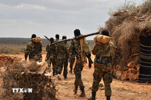 Binh sỹ thuộc lực lượng AMISOM làm nhiệm vụ tại làng Halgan, khu vực Hiran, Somalia ngày 10/6. (Nguồn: EPA/TTXVN)