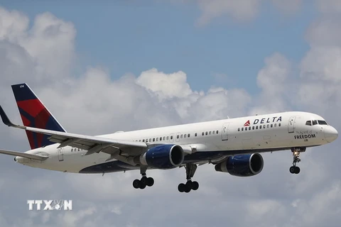 Máy bay của Hãng hàng không Delta Airlines chuẩn bị hạ cánh tại sân bay Fort Lauderdale-Hollywood, Florida, Mỹ ngày 14/7. (Nguồn: AFP/TTXVN)