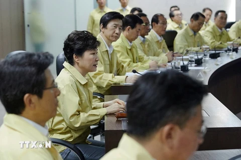 Tổng thống Hàn Quốc Park Geun-hye (thứ 3, trái) chủ trì cuộc họp Hội đồng an ninh quốc gia tại thủ đô Seoul ngày 22/8, ngày đầu tiên diễn ra cuộc tập trận. (Nguồn: Yonhap/TTXVN)