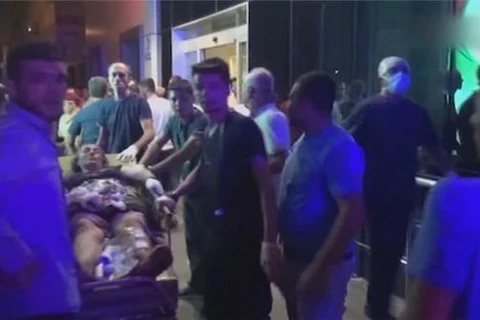 Cấp cứu những người bị thương trong vụ tấn công. (Nguồn: aljazeera.com)