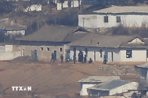 Cuộc sống của người dân Triều Tiên tại một làng gần biên giới với Hàn Quốc. (Nguồn: YONHAP/TTXVN)