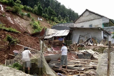 Một gia đình ở khu 3 thị trấn Trạm Tấu, huyện Trạm Tấu, tỉnh Yên Bái bị đất đá sạt lở vào nhà. (Ảnh: Tuấn Anh/TTXVN)