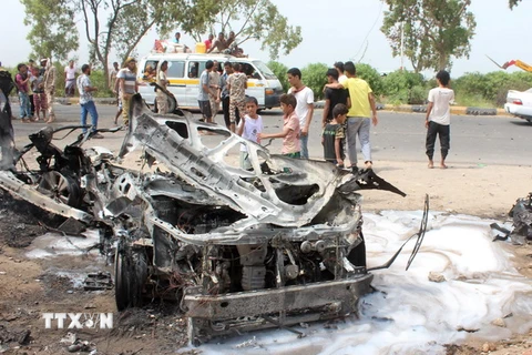 Hiện trường một vụ đánh bom xe tại Yemen. (Nguồn: AFP/TTXVN)
