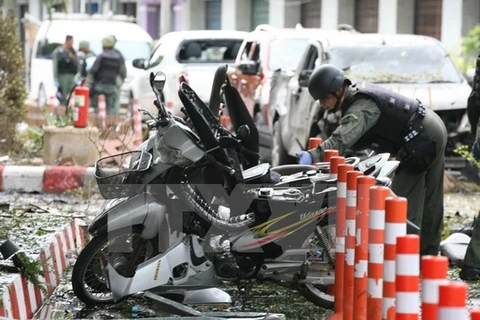 Binh sỹ Thái Lan điều tra tại hiện trường vụ đánh bom đêm 23/8 ở gần Khách sạn Southern tại thị trấn Pattani, miền Nam nước này. (Nguồn: AFP/TTXVN)