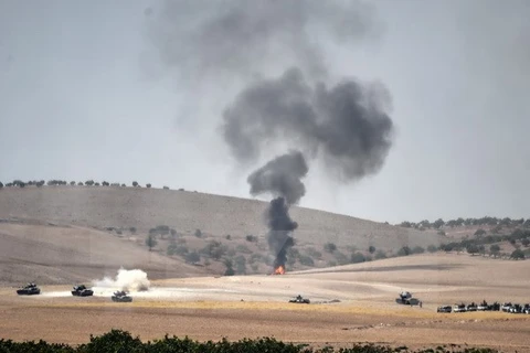Khói bốc lên sau các vụ nã pháo của quân đội Thổ Nhĩ Kỳ từ khu vực Gaziantep, giáp giới Syria ngày 24/8. (Nguồn: AFP/TTXVN)