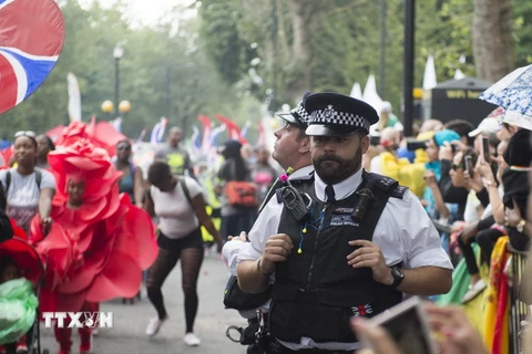 Cảnh sát Anh bảo vệ an ninh trong lễ hội Notting Hill. (Nguồn: EPA/TTXVN)
