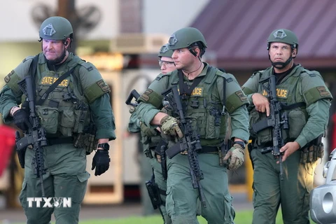 Cảnh sát Mỹ làm nhiệm vụ tại hiện trường một vụ nổ súng. (Nguồn: AFP/TTXVN)
