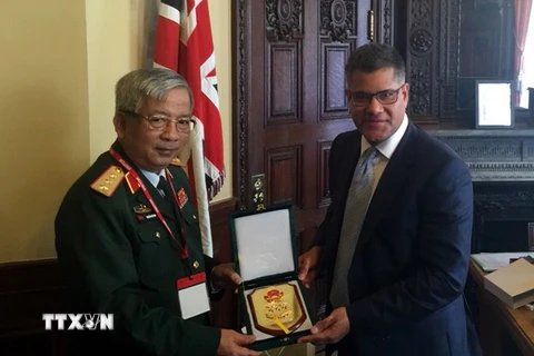Thượng tướng Nguyễn Chí Vịnh làm việc với ông Alok Sharma, Quốc vụ khanh Bộ Ngoại giao Anh. (Ảnh do đoàn cung cấp)