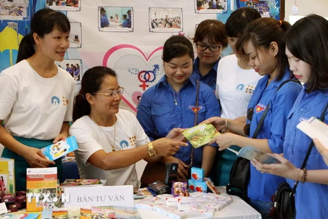 Tuyên truyền dân số cho thanh niên trong khuôn khổ lễ míttinh kỷ niệm Ngày Dân số Thế giới. (Ảnh: Dương Ngọc/TTXVN)