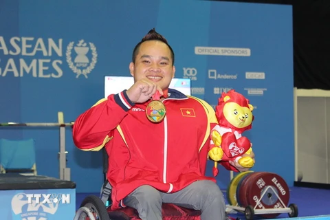 Vận động viên Nguyễn Bình An nhận Huy chương vàng ASEAN Para Games lần thứ 8. (Ảnh: Lê Hải/TTXVN)