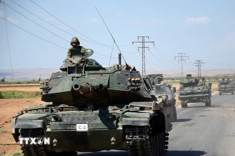 Xe tăng của quân đội Thổ Nhĩ Kỳ trong chiến dịch truy quét phiến quân IS gần làng al-Waqf của Syria, cách thị trấn biên giới al-Rai của Thổ Nhĩ Kỳ 3 km ngày 4/9. (Nguồn: AFP/TTXVN)