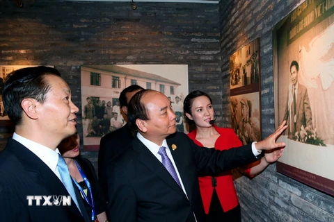Thủ tướng Nguyễn Xuân Phúc đến thăm Khu học xá trung ương tại thành phố Nam Ninh, tỉnh Quảng Tây (Trung Quốc). (Ảnh: Thống Nhất/TTXVN)