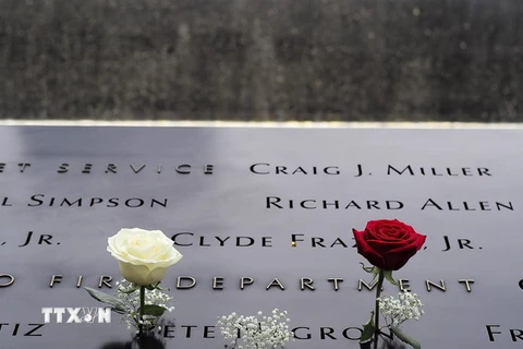 Tên các nạn nhân vụ khủng bố 11/9 tại đài tưởng niệm ở New York, Mỹ. (Nguồn: EPA/TTXVN)