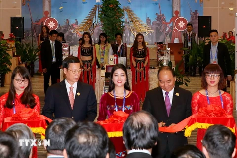 Thủ tướng Chính phủ Nguyễn Xuân Phúc và các đại biểu cắt băng khai trương gian hàng. (Ảnh: Thống Nhất/TTXVN)