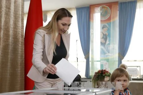 Cử tri Belarus bỏ phiếu tại một địa điểm bầu cử ở Minsk. (Nguồn: EPA/TTXVN)