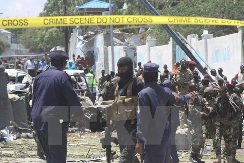 Nhân viên an ninh Somalia điều tra tại hiện trường một vụ đánh bom. (Ảnh: EPA/TTXVN)