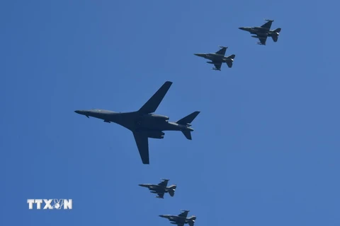 Máy bay B-1B (giữa) của Mỹ bay trên bầu trời Pyeongtaek, Hàn Quốc ngày 13/9. (Nguồn: AFP/TTXVN)