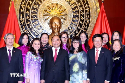 Thủ tướng Nguyễn Xuân Phúc đến thăm và nói chuyện với bà con Việt kiều, lưu học sinh và cán bộ nhân viên Đại sứ quán Việt Nam tại Trung Quốc. (Ảnh: Thống Nhất/TTXVN)