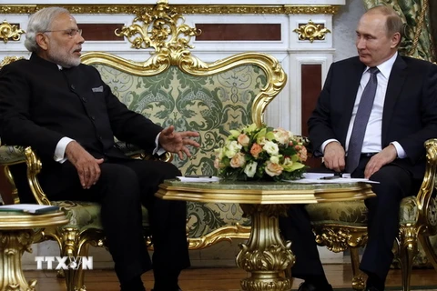 Thủ tướng Ấn Độ Narendra Modi hội đàm với Tổng thống nước chủ nhà Vladimir Putin (phải) tại thủ đô Moskva tháng 12/2015. (Nguồn: AFP/TTXVN)