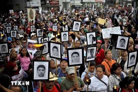 Cha mẹ của 43 sinh viên mất tích biểu tình tại Mexico City ngày 26/4, yêu cầu công lý cho những người thân. (Nguồn: AFP/TTXVN)