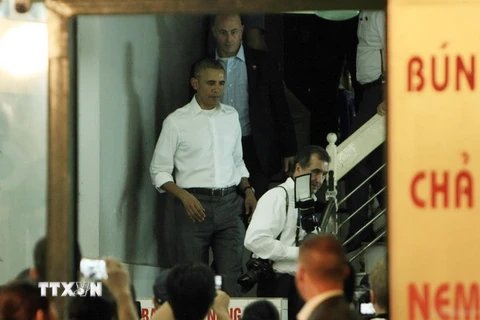 Tổng thống Barack Obama rời cửa hàng sau khi thưởng thức món bún chả đậm chất ẩm thực của Thủ đô Hà Nội. (Ảnh: Phạm Kiên/TTXVN)