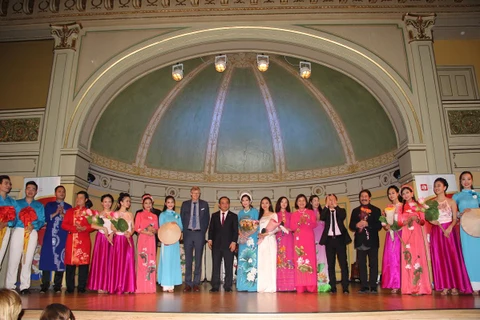 Thứ trưởng Bộ Văn hóa, Thể thao và Du lịch Lê Khánh Hải (giữa) tặng hoa các nghệ sỹ tham dự chương trình "Hương sắc Việt Nam" tại Na Uy. (Ảnh do Đại sứ quán Việt Nam tại Na Uy cung cấp)
