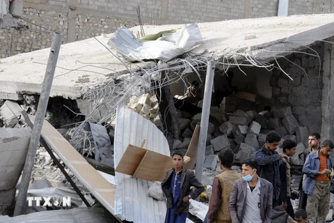 Cảnh đổ nát sau cuộc không kích ở thủ đô Sanaa ngày 29/8. (Nguồn: THX/TTXVN)