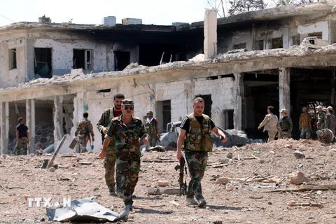 Binh sỹ ủng hộ Chính phủ Syria làm nhiệm vụ tại Aleppo, Syria ngày 5/9. (Nguồn: EPA/TTXVN)