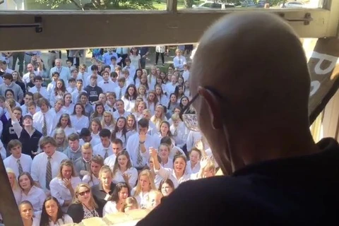 Thầy giáo Ben Ellis lắng nghe các học sinh hát tặng mình. (Nguồn: mirror.co.uk)