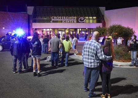 Người dân đứng bên ngoài trung tâm mua sắm Crossroads Center. (Nguồn: sctimes.com)