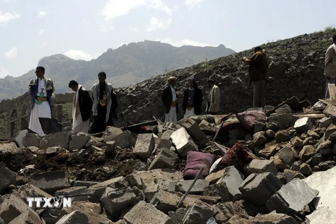 Những ngôi nhà bị phá hủy sau cuộc không kích của liên quân quốc tế do Saudi Arabia đứng đầu ngày 15/8. (Nguồn: THX/TTXVN)