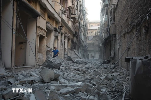 Cảnh đổ nát sau cuộc không kích tại khu vực Karm al-Jabal do lực lượng nổi dậy kiểm soát ở Aleppo, Syria ngày 18/9. (Nguồn: AFP/TTXVN)