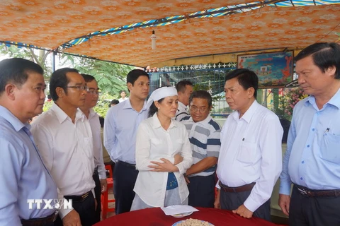 Ông Trần Văn Cần, Chủ tịch UBND tỉnh Long An cùng đoàn công tác đến động viên, thăm hỏi và hỗ trợ thân nhân gia đình anh Nguyễn Kim Danh. (Ảnh: Trường Giang/TTXVN)