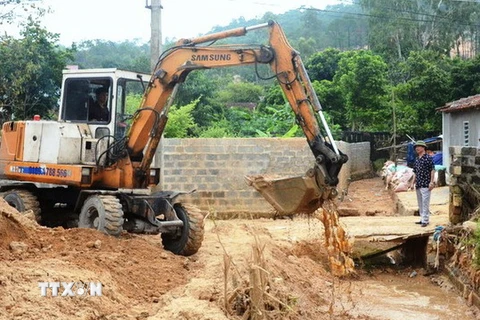 Công ty Cổ phần đầu tư và xây dựng Quảng Ninh nạo vét bùn đất. (Ảnh minh họa: Hoàng Giang/TTXVN)