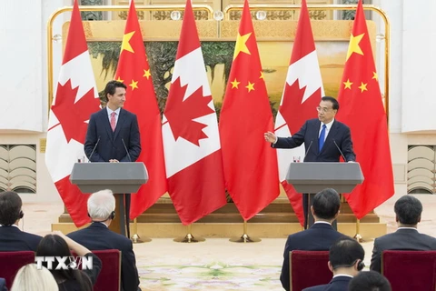 Thủ tướng Trung Quốc Lý Khắc Cường (phải) và người đồng cấp Canada Justin Trudeau (trái) đang ở thăm Bắc Kinh. (Nguồn: THX/TTXVN)