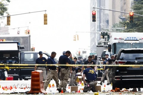 Các điều tra viên làm việc tại hiện trường vụ nổ ở khu vực Chelsea ngày 18/9. (Nguồn: EPA/TTXVN)