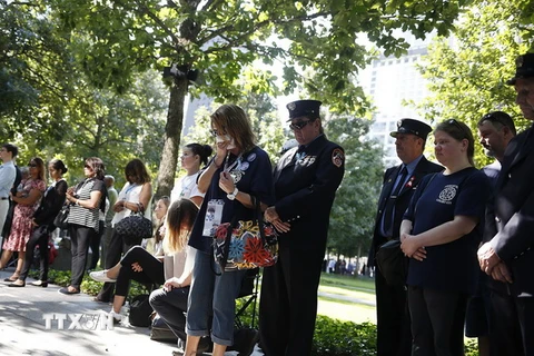 Người thân những nạn nhân đã thiệt mạng trong các vụ khủng bố 11/9 tại lễ tưởng niệm ở New York. (Nguồn: EPA/TTXVN)